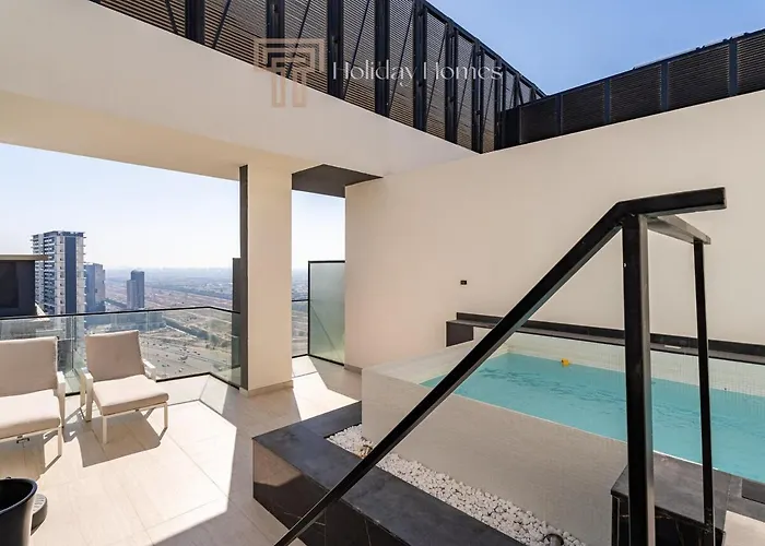 Apartment With Private Pool, Spacious Living Room