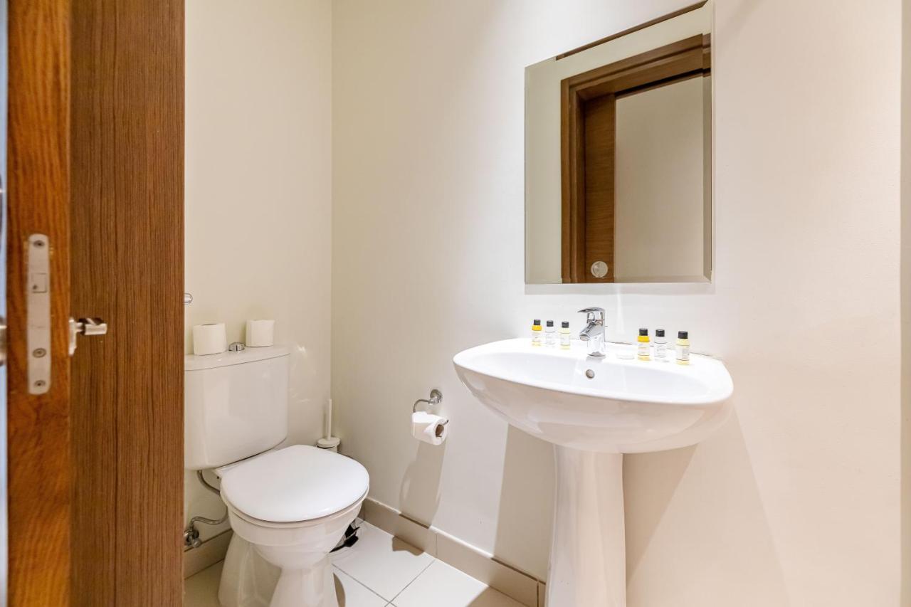 Huge 3 Beds Perfect For Families Walk B9 *