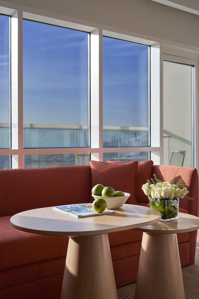 Hotel Novotel Jumeirah Village Triangle 4*
