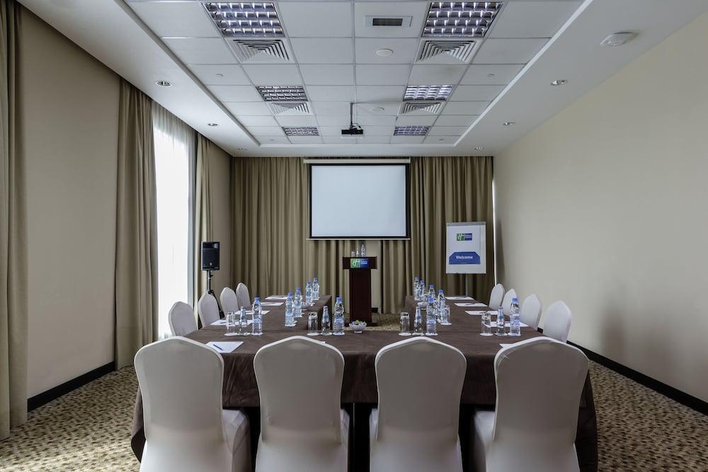 Holiday Express Dubai, Jumeirah By Ihg