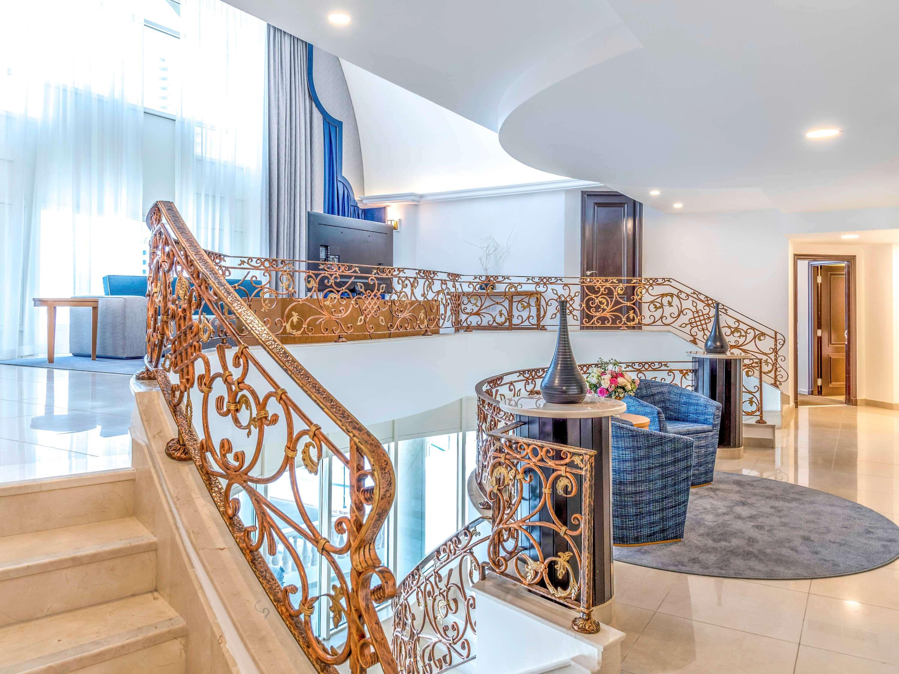 Swissotel Al Murooj 5*