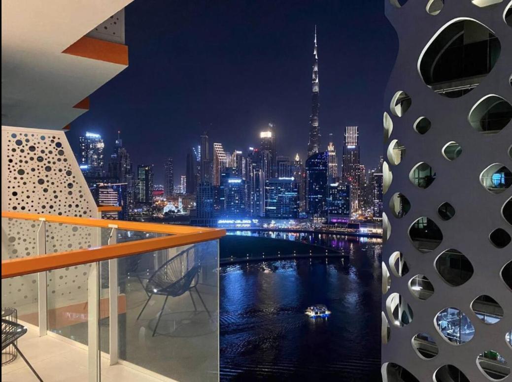 Cobalt With Burj Khalifa View- Suiteable Apartment Dubai