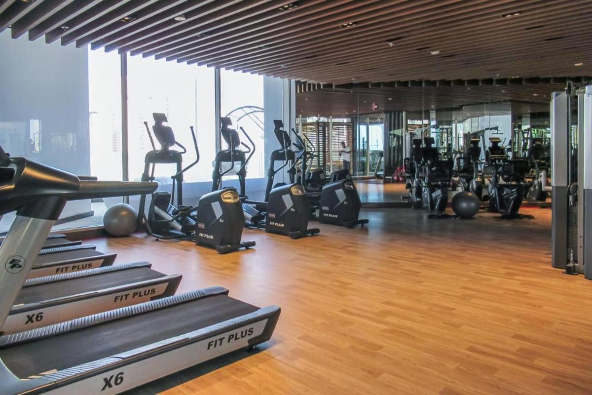 Beautiful 2 Bedroom High Floor Bays