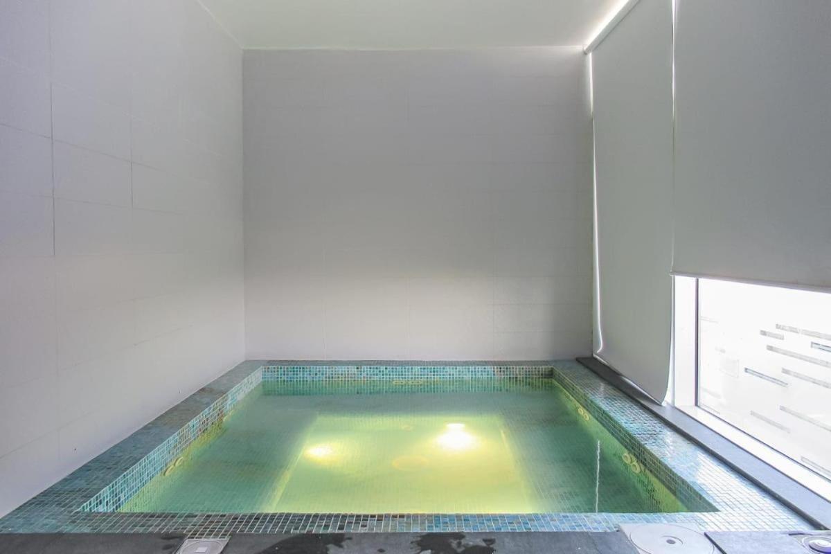 Beautiful 2 Bedroom High Floor Bays Apartment Dubai