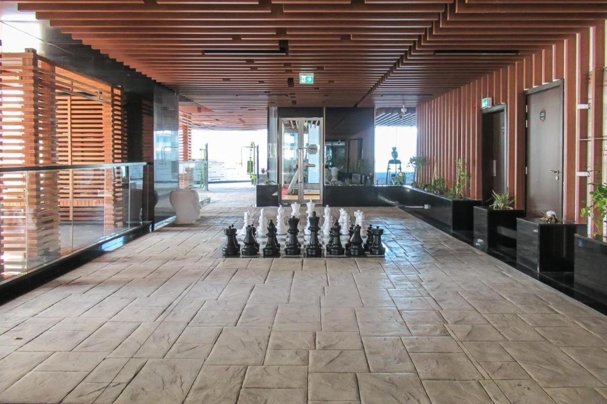 Beautiful 2 Bedroom High Floor Bays Apartment
