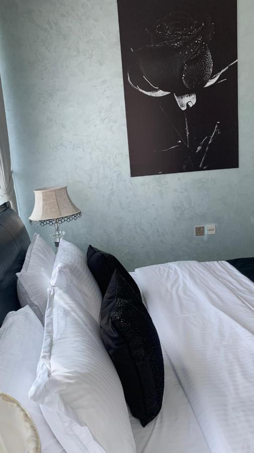 Beautiful 2 Bedroom High Floor Bays Apartment