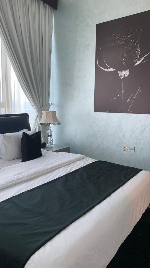 Beautiful 2 Bedroom High Floor Bays Apartment *