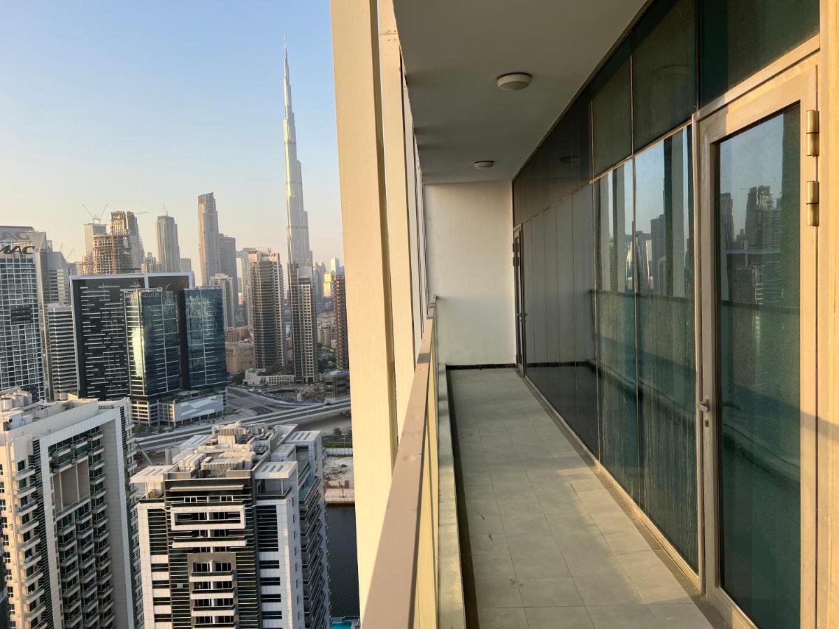 Beautiful 2 Bedroom High Floor Bays Apartment