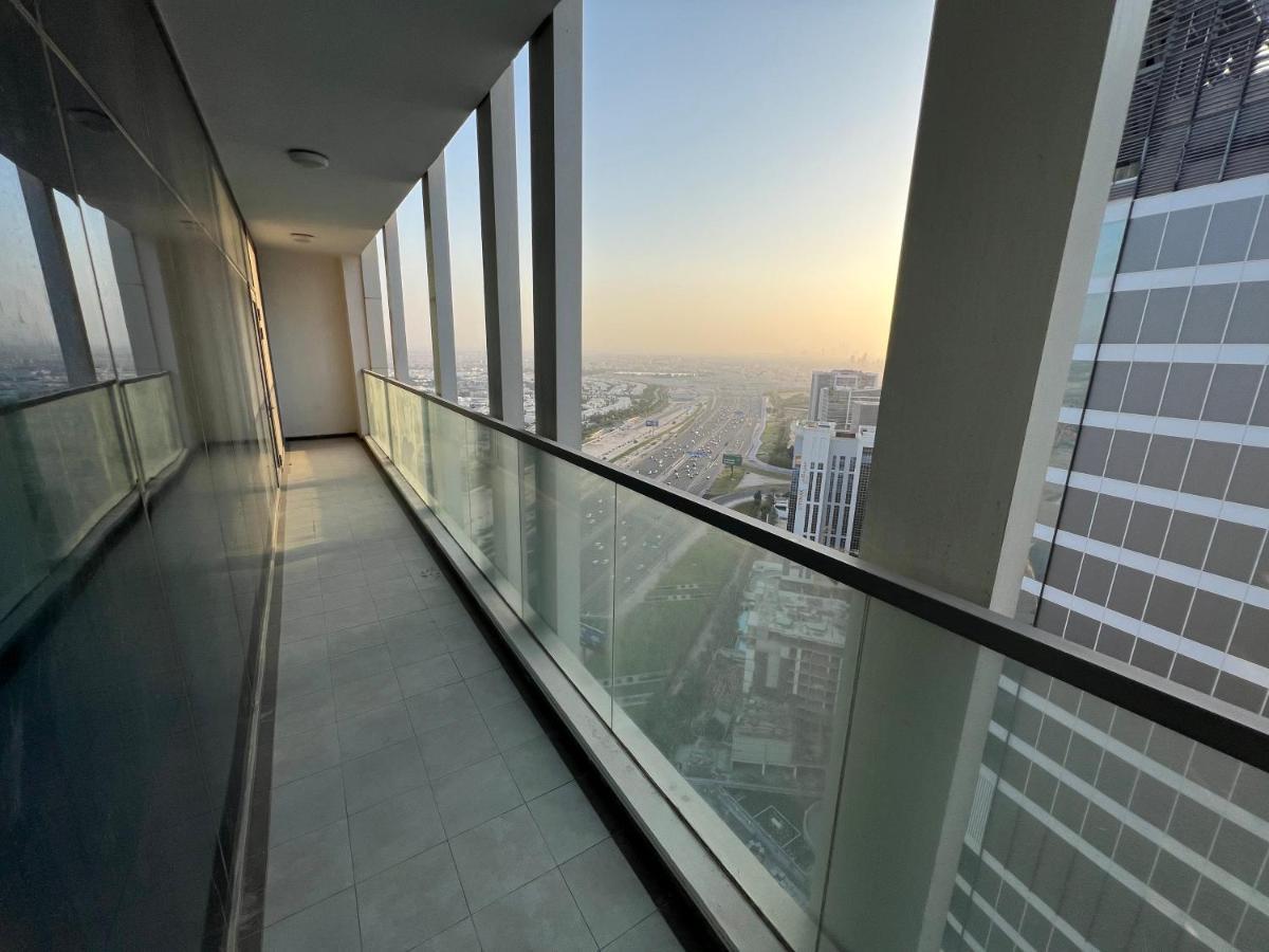 Beautiful 2 Bedroom High Floor Bays