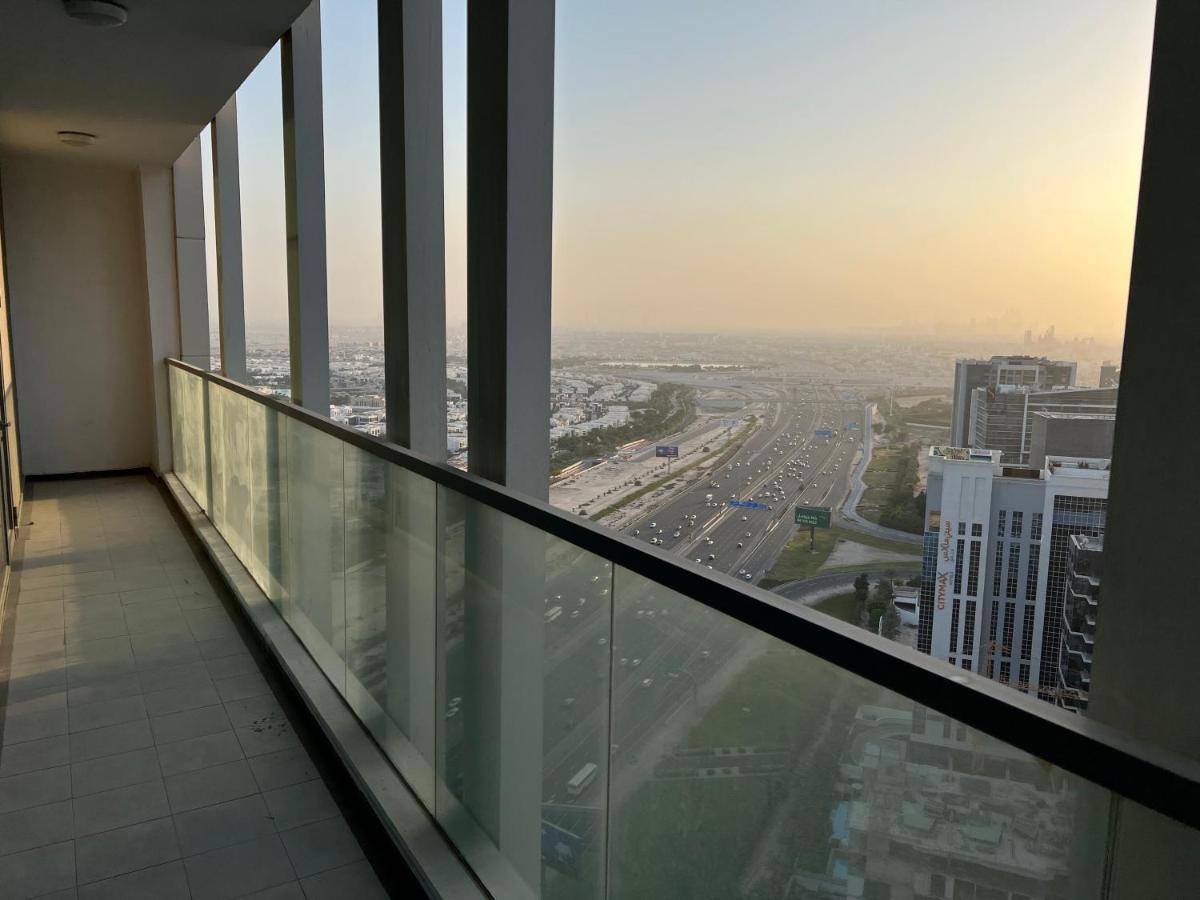 Beautiful 2 Bedroom High Floor Bays *