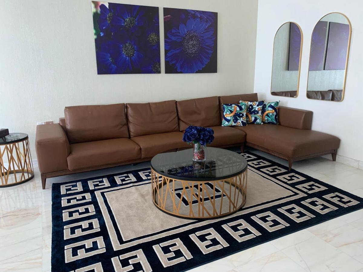 Beautiful 2 Bedroom High Floor Bays *