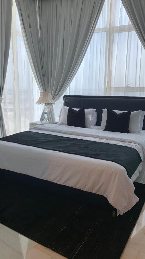 Beautiful 2 Bedroom High Floor Bays Apartment Dubai