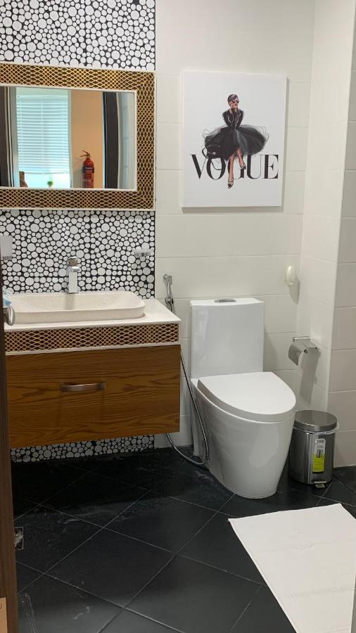 Beautiful 2 Bedroom High Floor Bays *