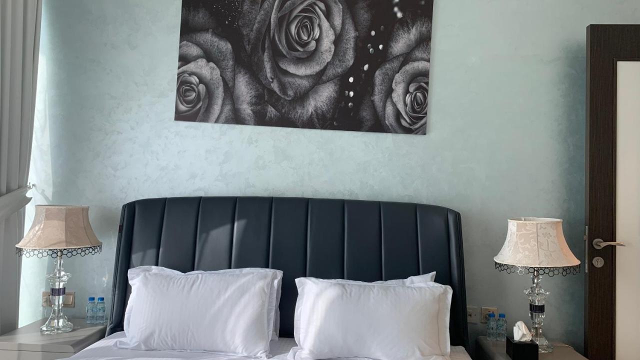 Beautiful 2 Bedroom High Floor Bays *