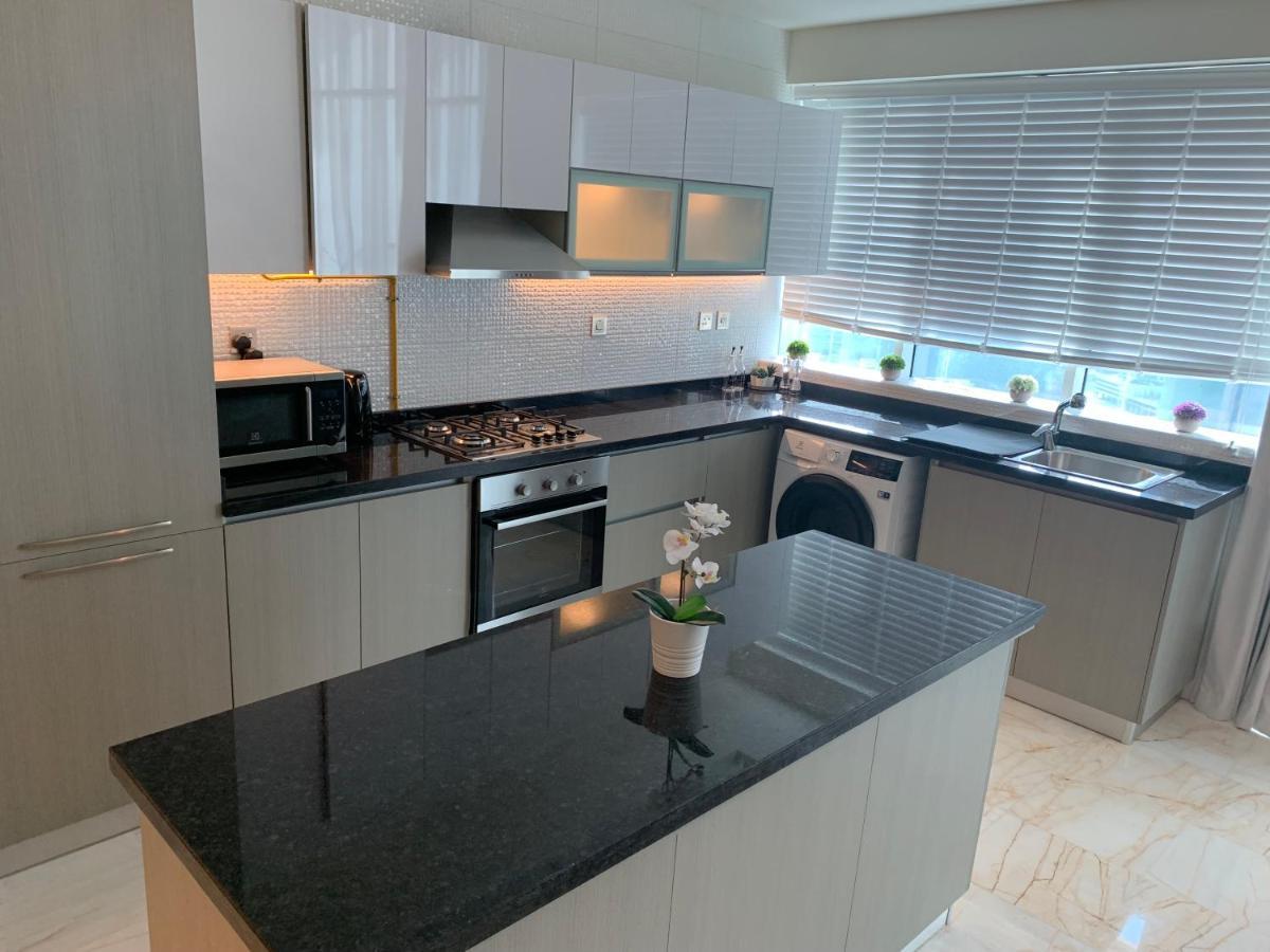 Beautiful 2 Bedroom High Floor Bays