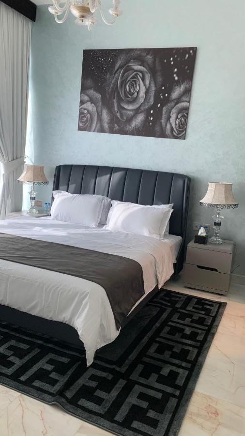 Apartment Beautiful 2 Bedroom High Floor Bays *