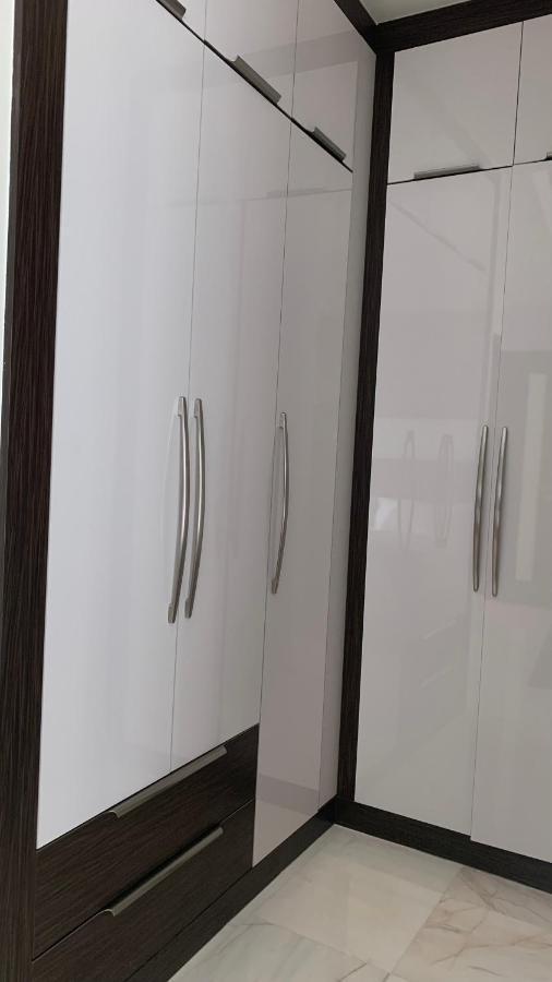 Beautiful 2 Bedroom High Floor Bays
