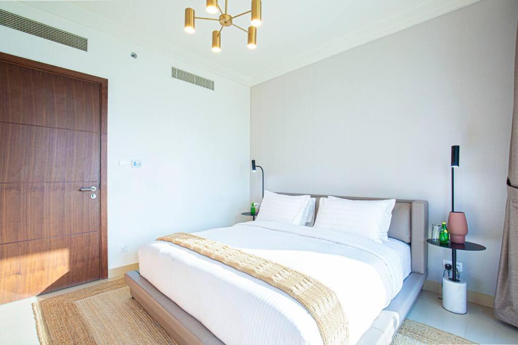 Luxury Level 12 On Boulevard Point Apartment