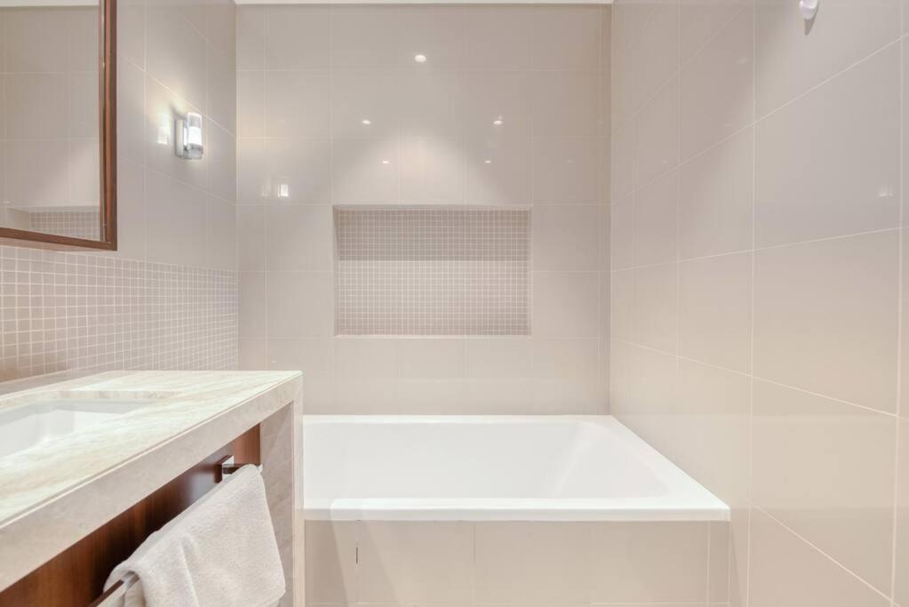 Luxury Level 12 On Boulevard Point Apartment