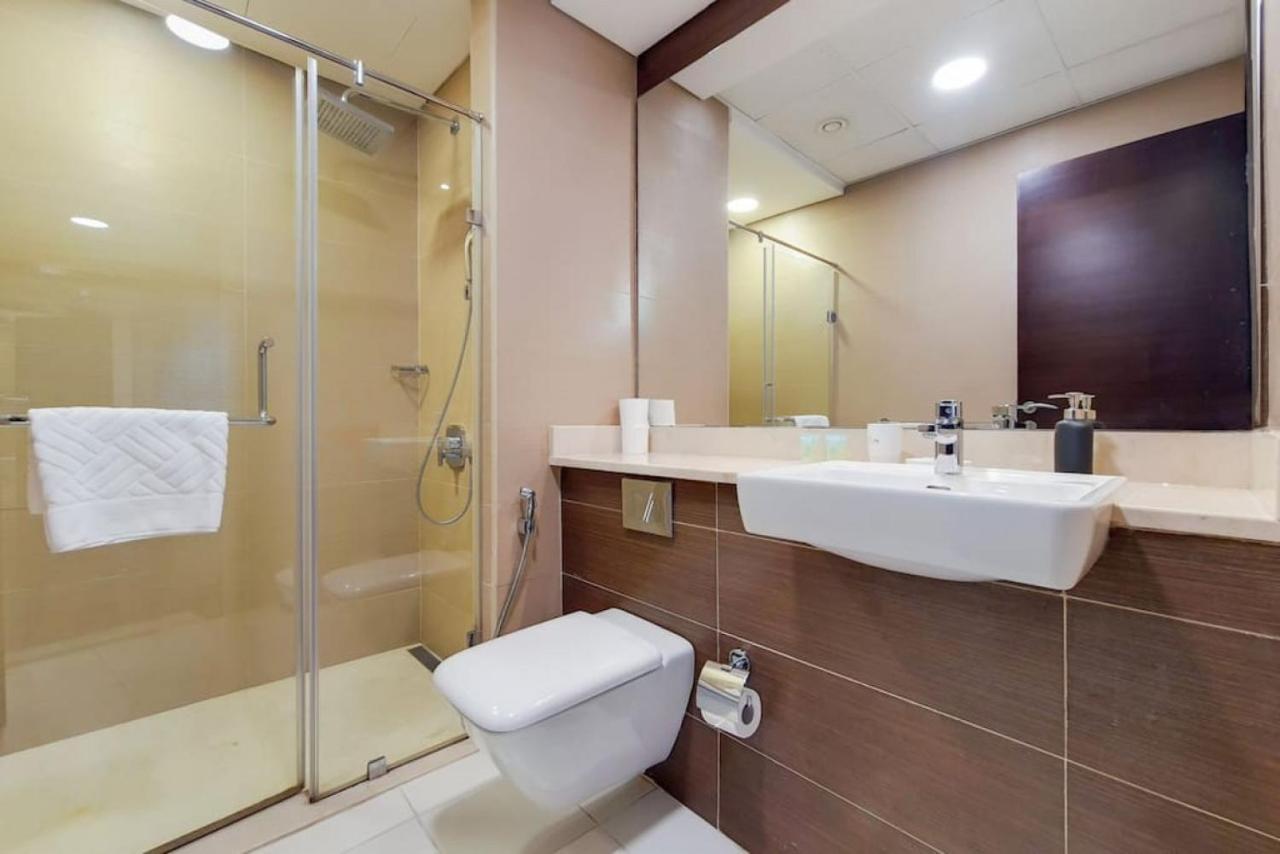 Vacationer I Sparkle 1 Bedroom I Marina Views I Steps Away From I Gym, Pool, Parking & Wi-fi *