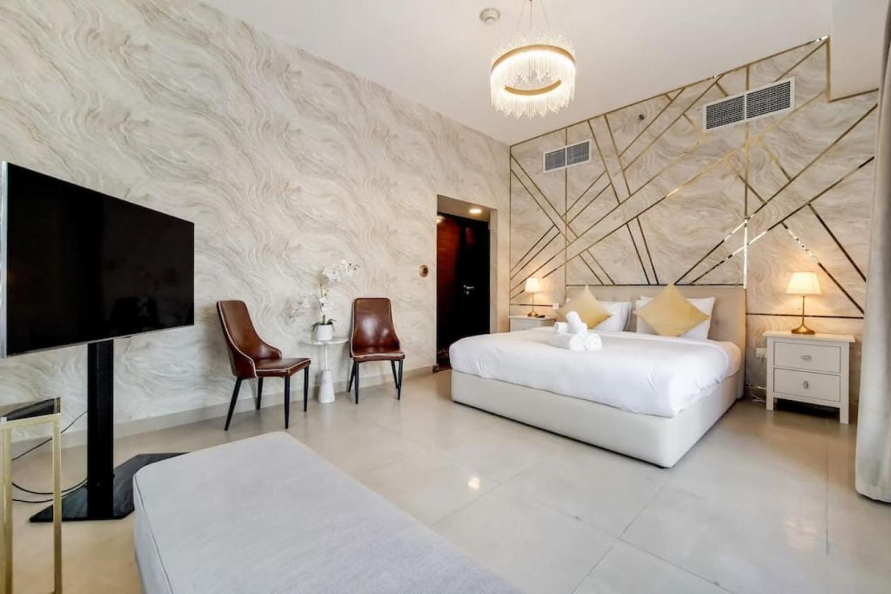 Vacationer I Sparkle 1 Bedroom I Marina Views I Steps Away From I Gym, Pool, Parking & Wi-fi *