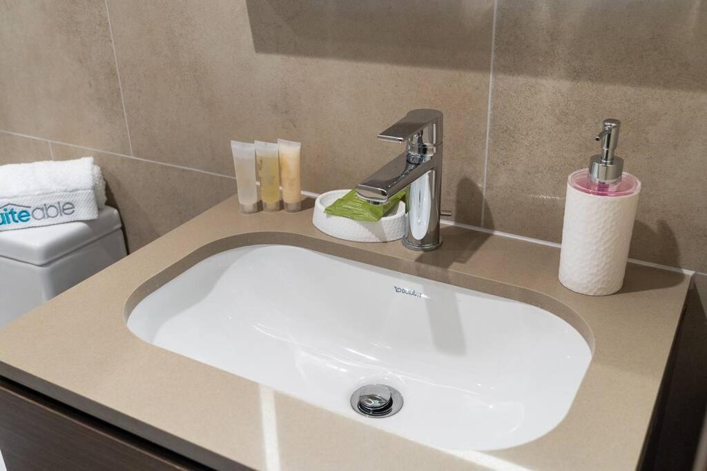 Intimate With Scenic View Of Creek Apartment Dubai