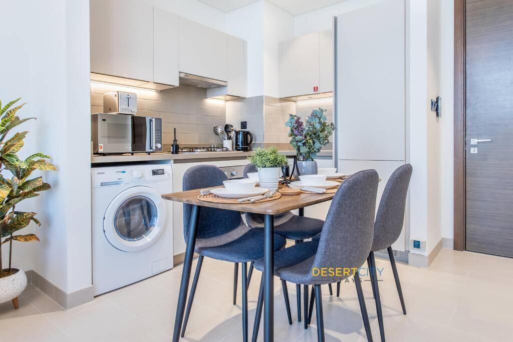 One Bed With Creek Views, Hosted By Desert * Dubai