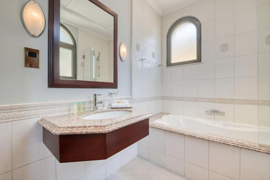 Sol Living - Chic 5br Garden W/pool & Beach In Palm Jumeirah Villa *