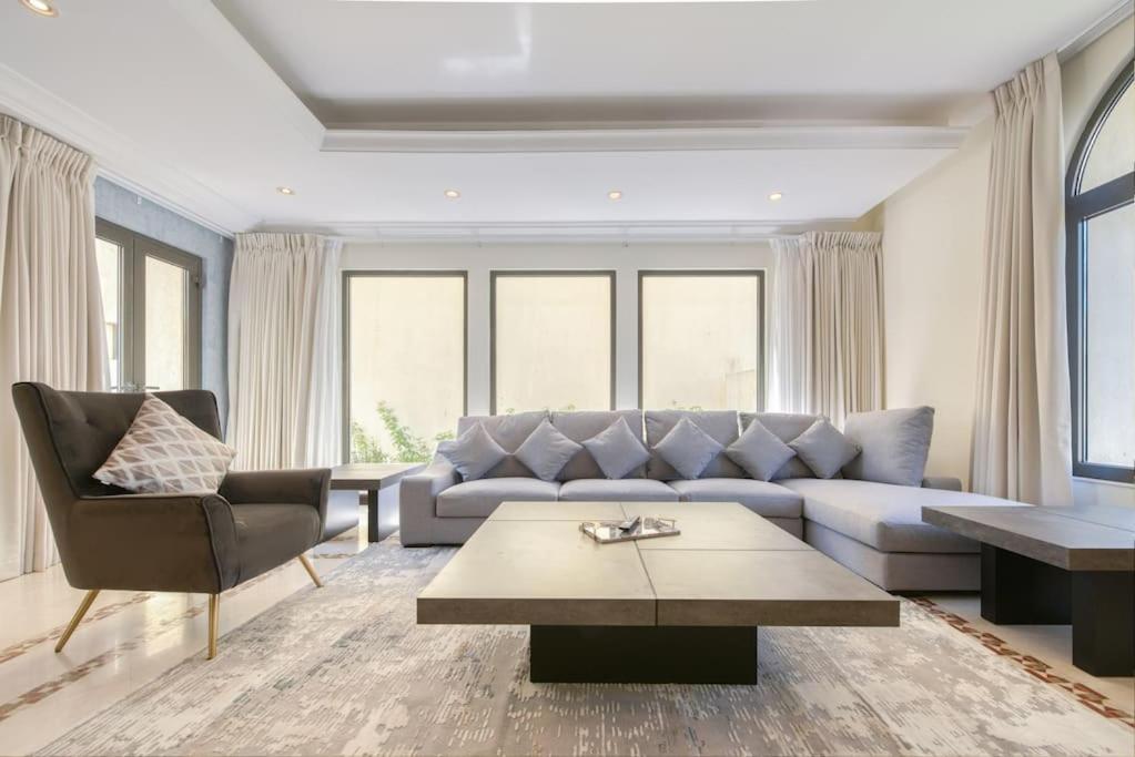 Sol Living - Chic 5br Garden W/pool & Beach In Palm Jumeirah Villa *