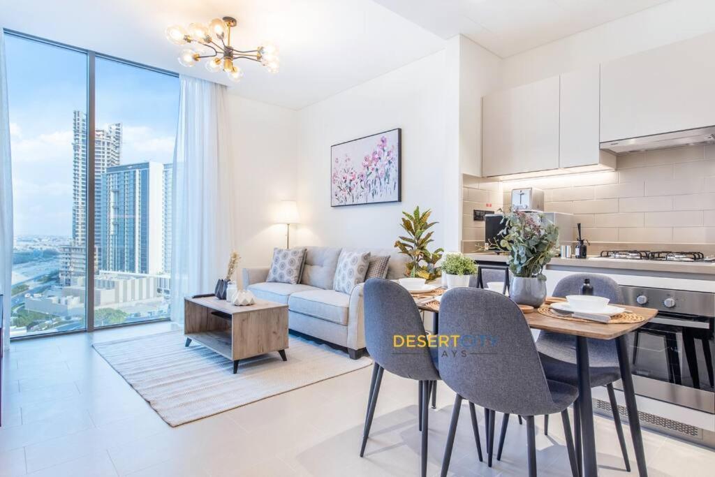 One Bed With Creek Views, Hosted By Desert * Dubai