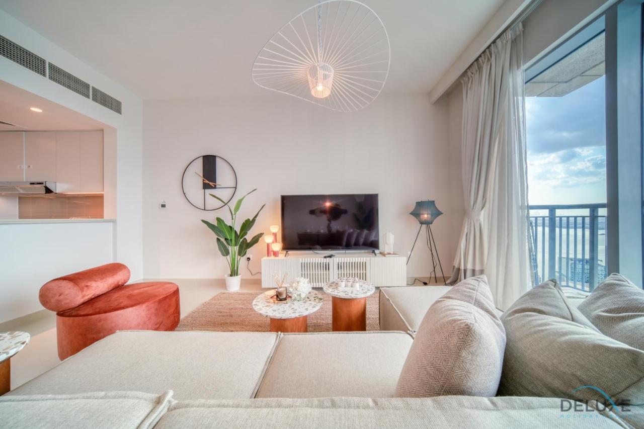 Distinguished 3br With Assistants At Harbour Views Tower 1 By Deluxe Homes Apartment *