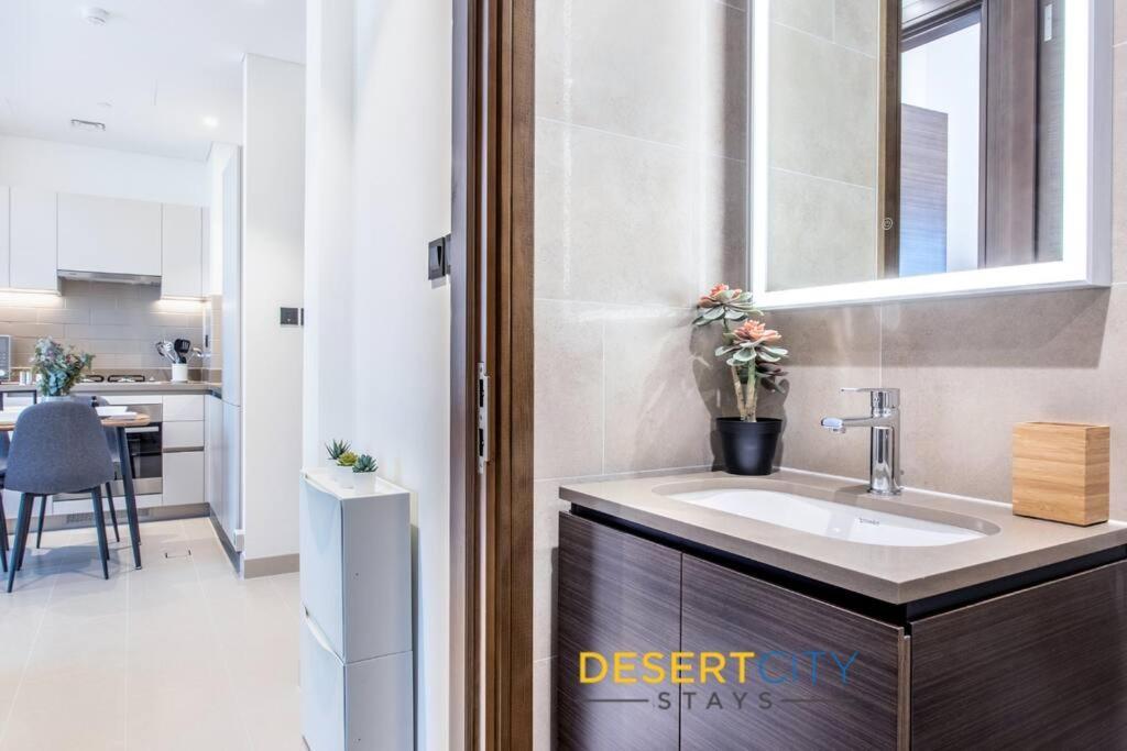 One Bed With Creek Views, Hosted By Desert Apartment Dubai