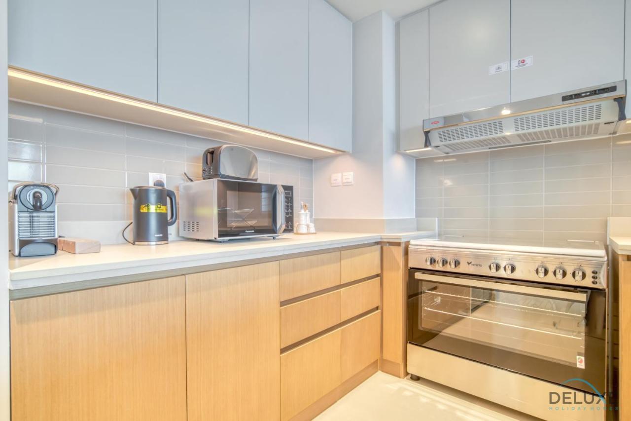 Distinguished 3br With Assistants At Harbour Views Tower 1 By Deluxe Homes Apartment