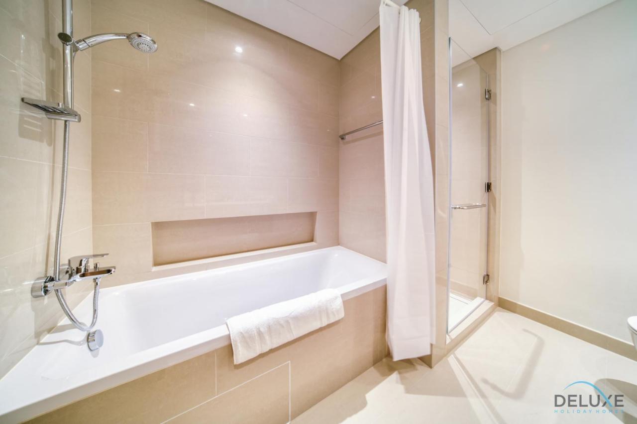 Distinguished 3br With Assistants At Harbour Views Tower 1 By Deluxe Homes Apartment