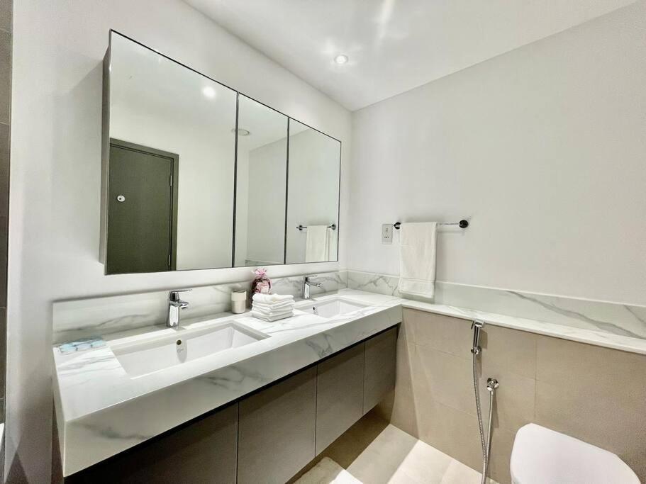 Elegant & Chic 2bedroom Balcony Creek Waterfront Apartment *