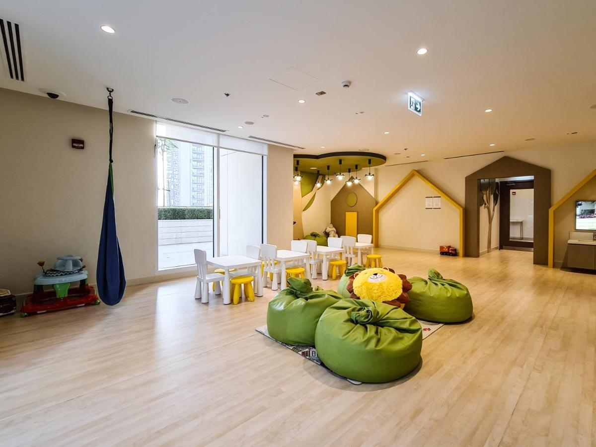 Fancy With Mesmerizing Canal Views Apartment