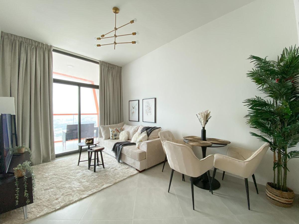 Trophy - Hilltop Hideaway *