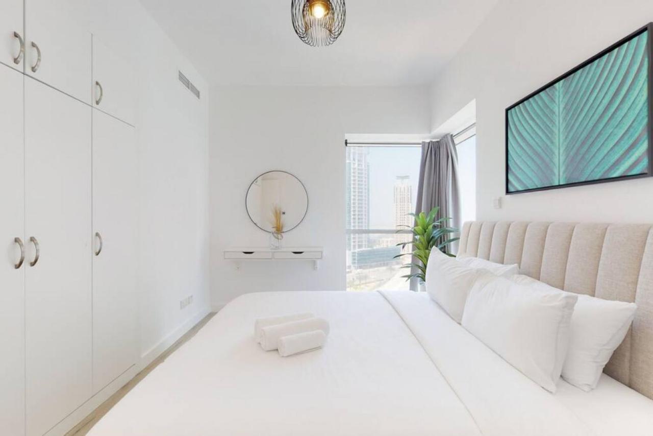 Marina Tower, Marina - Exquisite Three Bedroom Apartment Dubai