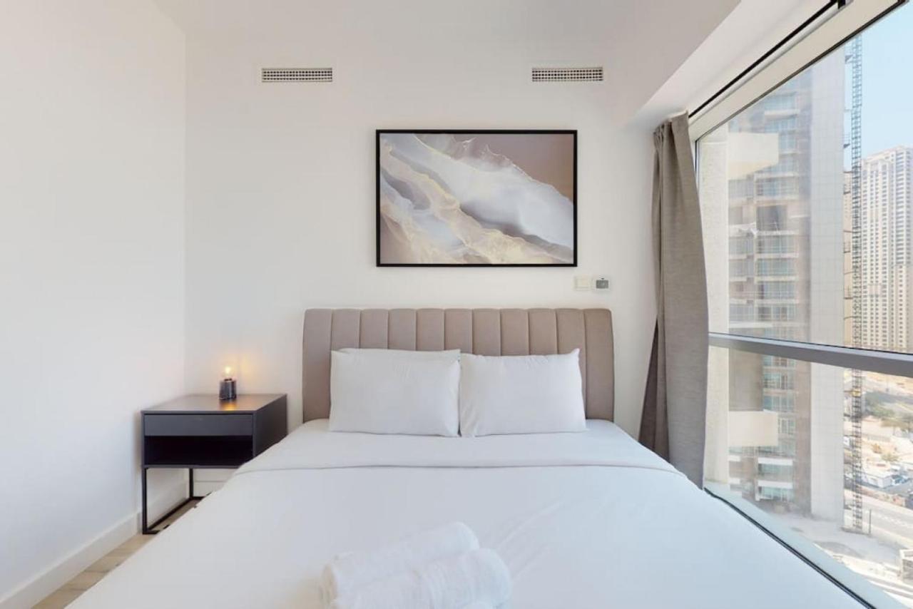 Marina Tower, Marina - Exquisite Three Bedroom * Dubai