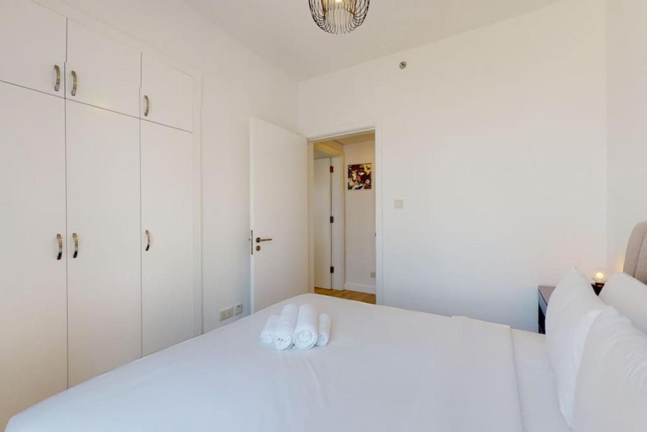 Marina Tower, Marina - Exquisite Three Bedroom Apartment