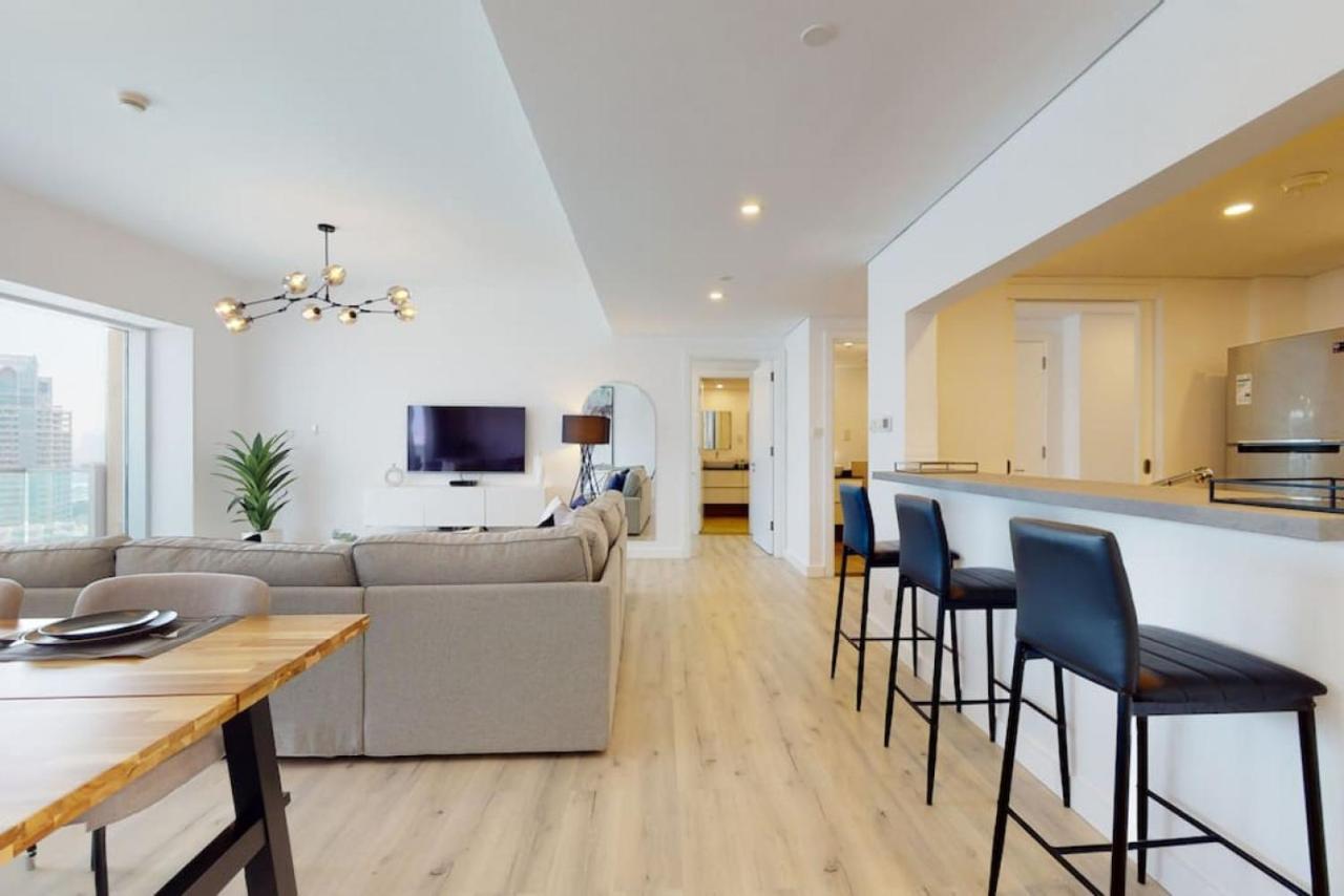 Marina Tower, Marina - Exquisite Three Bedroom *