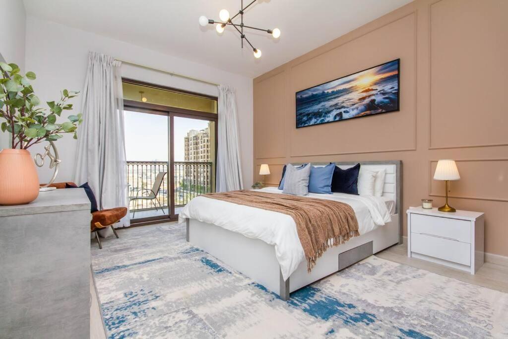 Apartment Madinat Jumeirah: Upscale Luxury Near Burj Al Arab With Stunning Pool Views Dubai