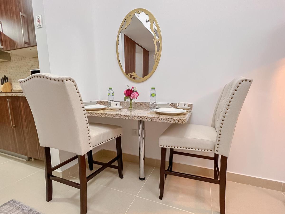 Cosmos Living Luxurious Near Metro Apartment