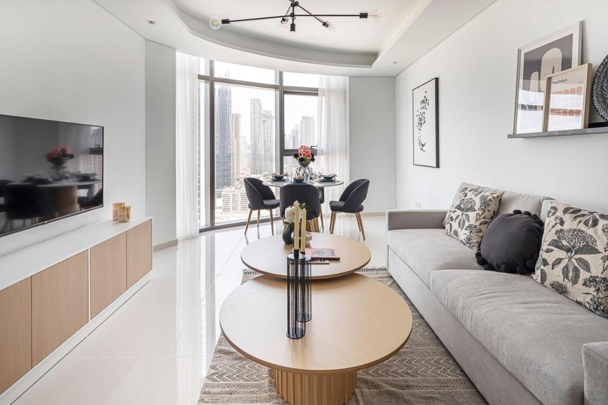 Frank Porter - Paramount Midtown Apartment
