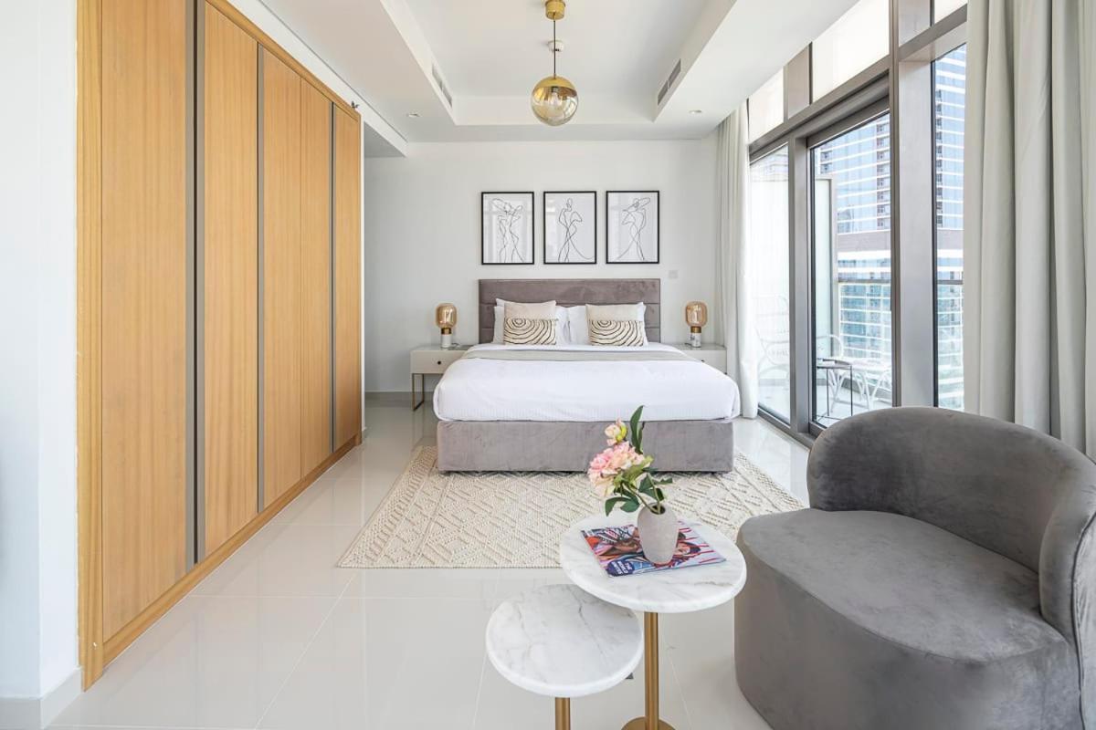 Frank Porter - Paramount Midtown Apartment *