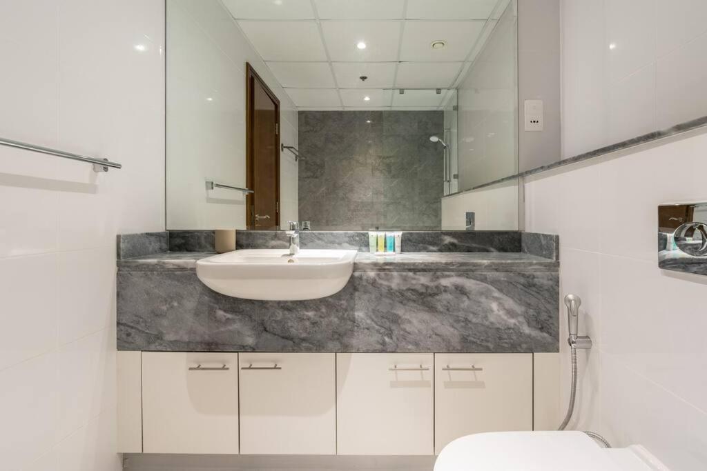 Breathtaking 1bed With Balcony In Al Habtoor Apartment