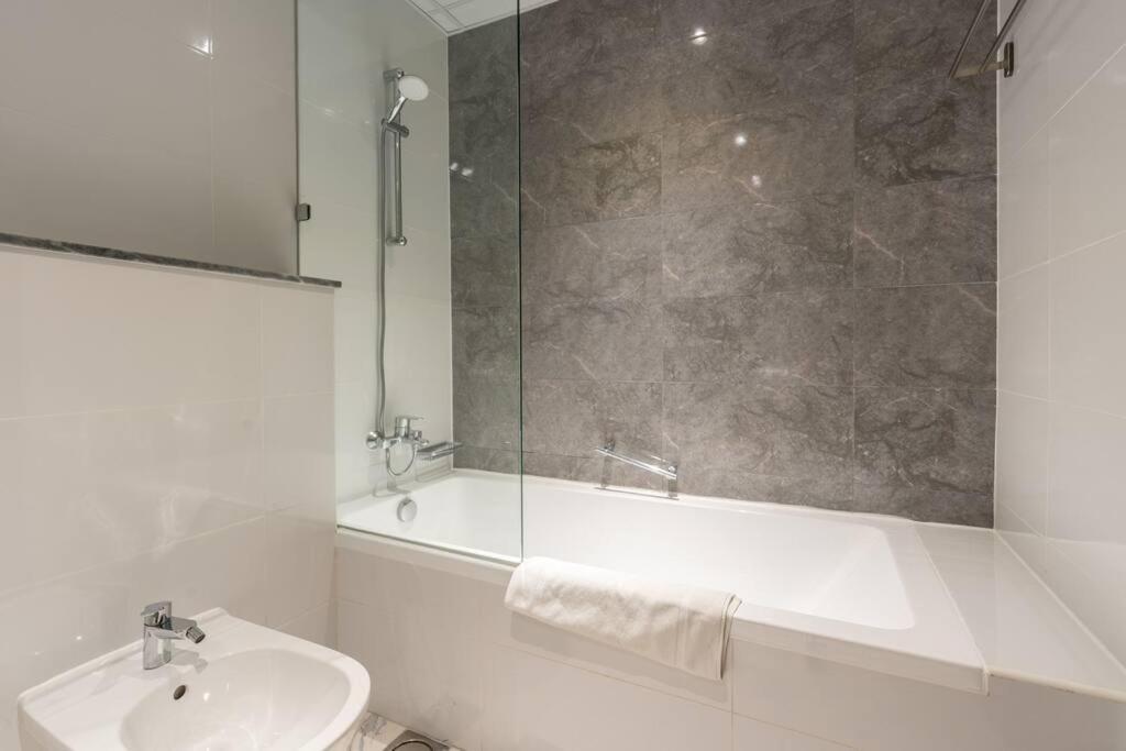 Breathtaking 1bed With Balcony In Al Habtoor Apartment