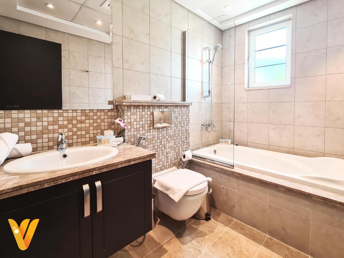 Luxury 3br Private And Elaborate Gardens Villa