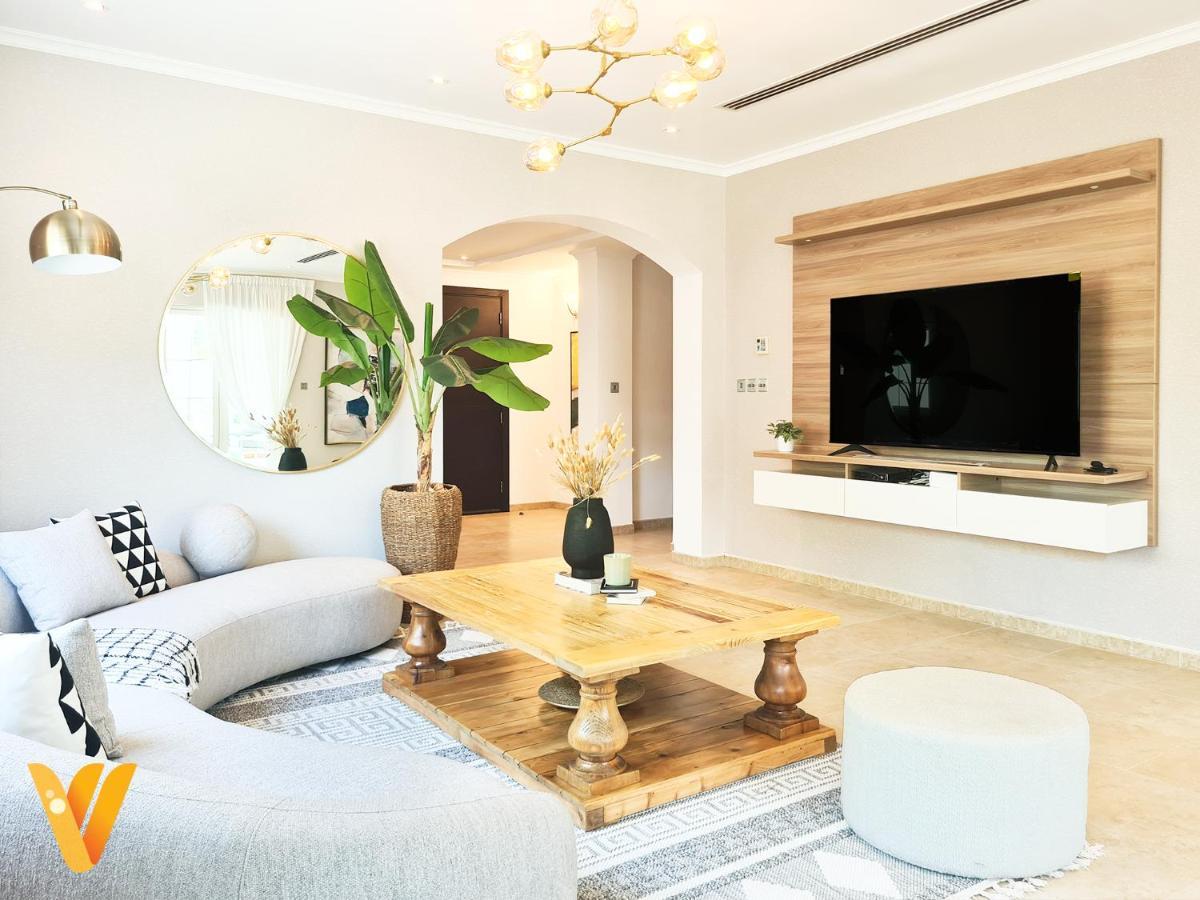 Luxury 3br Private And Elaborate Gardens Villa Dubai