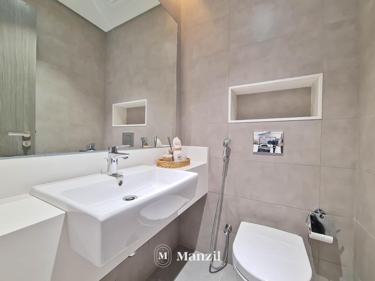 Stylish Waterfront 1 Bedroom W Pvt Near Downtown Dubai